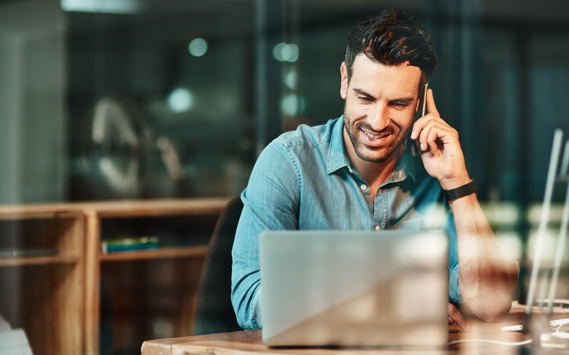 shutterstock_2304754581_Mann Handy Laptop-1