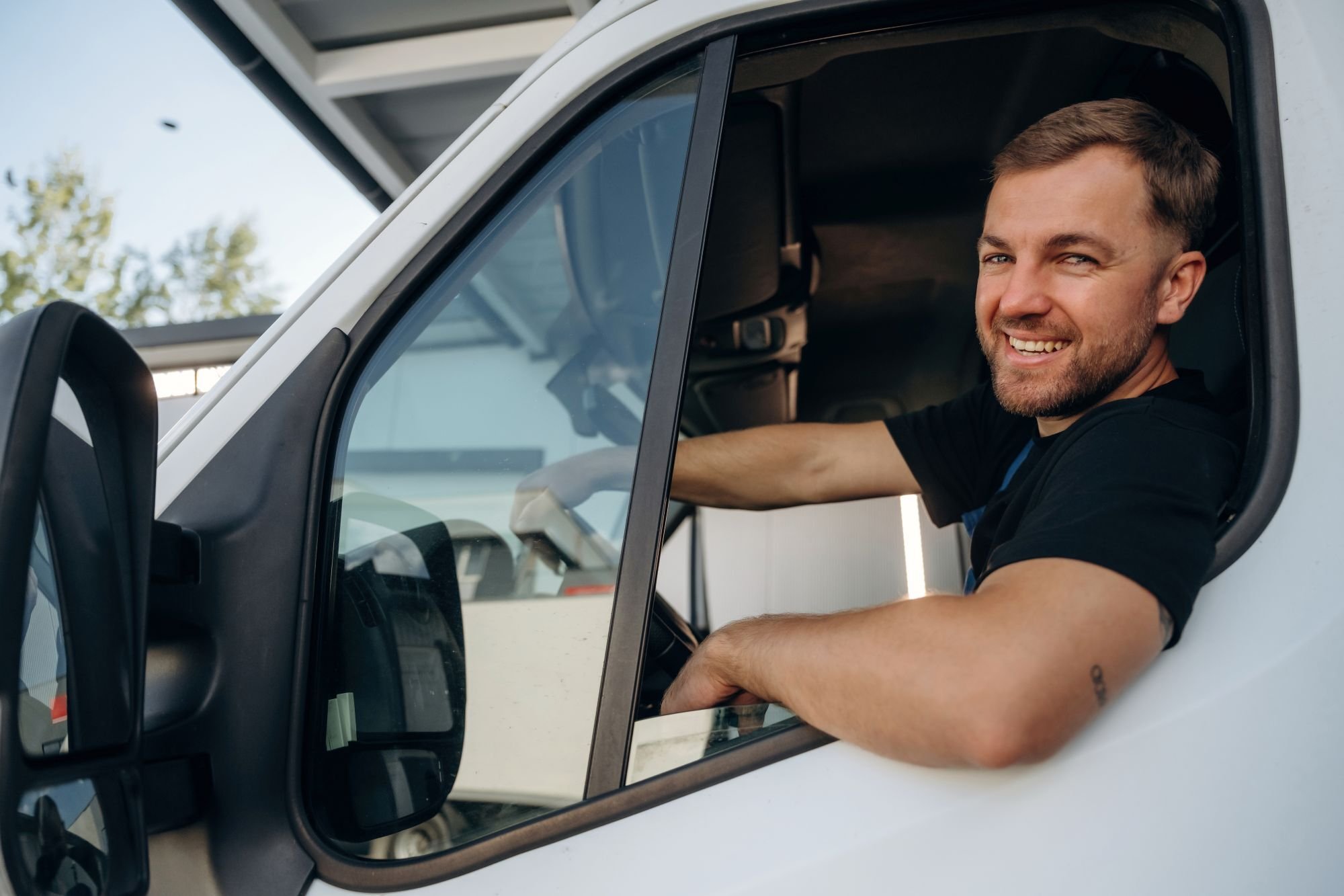 SHK-Handwerker in Transporter