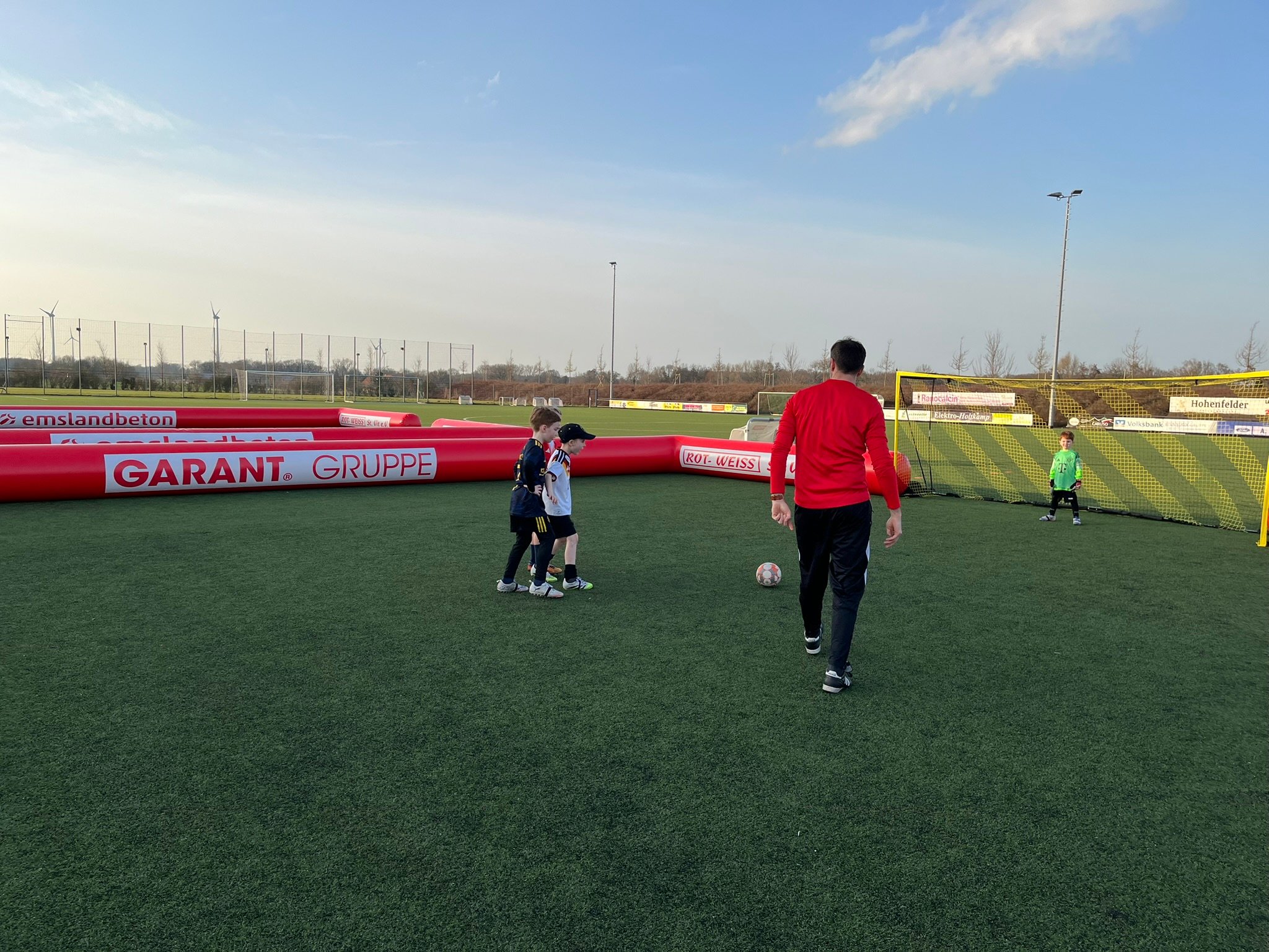 GARANT sponsort ein AirPitch Field für St. Vit
