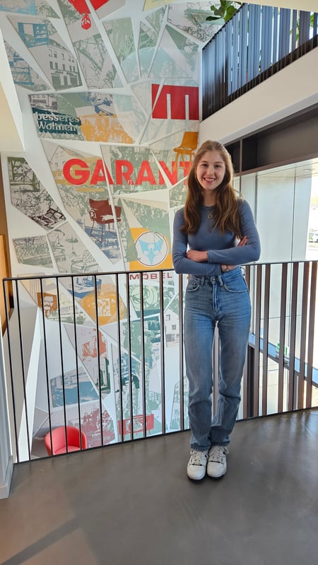 Praktikantin Zoe in der GARANT Zentrale.